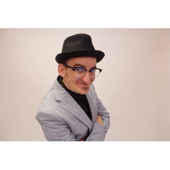 Изненадахме актьора Ники Станоев с нов чифт очила