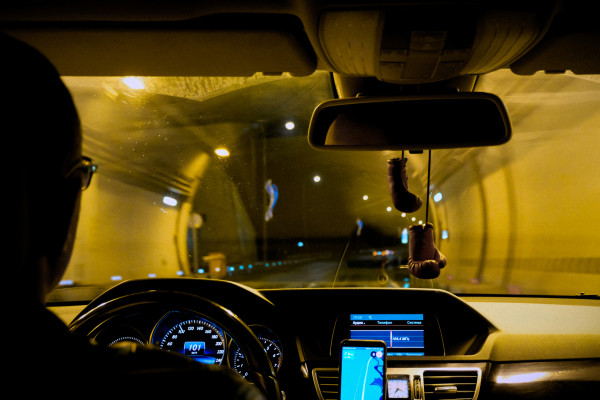 Опасностите на нощното шофиране и как да ги предотвратим